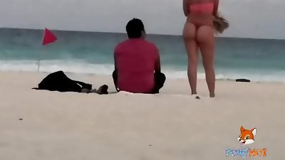 displaying my ass in a g-string on the beach and titillating men, only 2 dared to rub me (full video on Xvideos.RED)